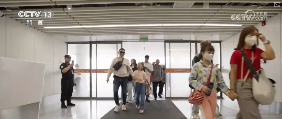 雙節(jié)同慶！中外旅客跨境游走旺 全國(guó)口岸迎出入境高峰