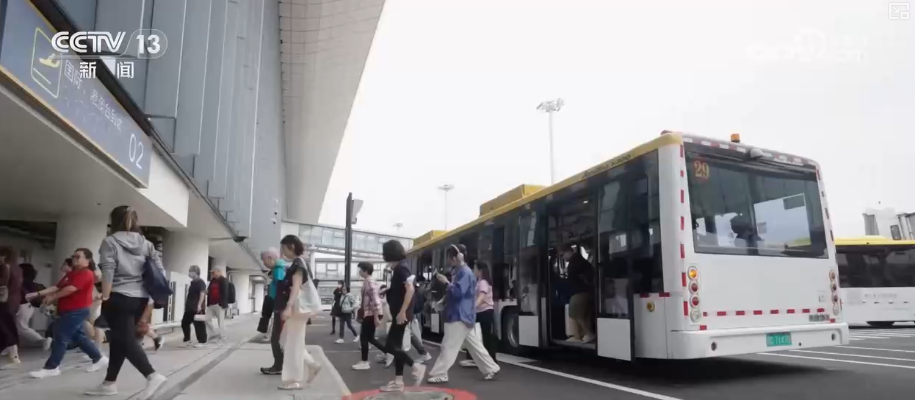 雙節(jié)同慶！中外旅客跨境游走旺 全國(guó)口岸迎出入境高峰