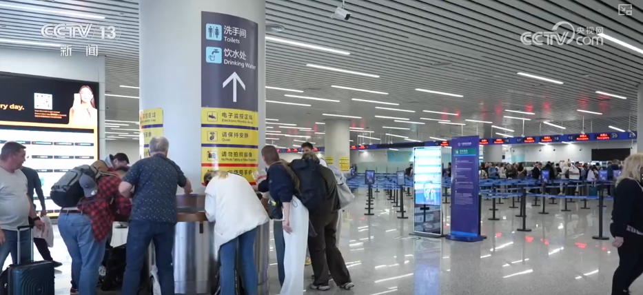 雙節(jié)同慶！中外旅客跨境游走旺 全國(guó)口岸迎出入境高峰