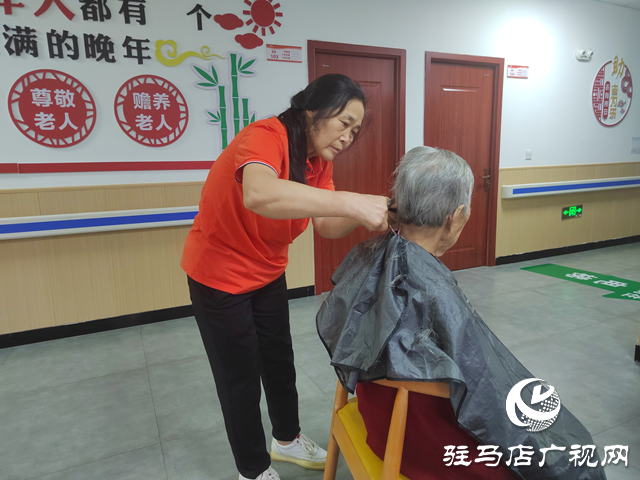 驛城區(qū)東風(fēng)街道綜合養(yǎng)老服務(wù)中心國慶服務(wù)“不打烊” 溫情守護(hù)“夕陽紅”