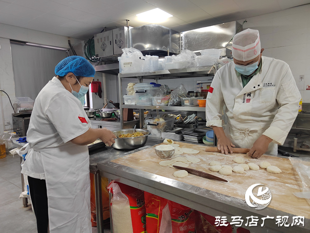 驛城區(qū)東風(fēng)街道綜合養(yǎng)老服務(wù)中心國慶服務(wù)“不打烊” 溫情守護(hù)“夕陽紅”