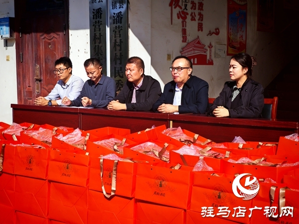 平輿縣潘營村為153名80歲老人送月餅：文明實(shí)踐慶雙節(jié) 情暖民心送祝福