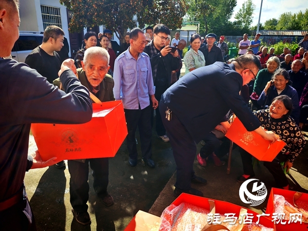 平輿縣潘營村為153名80歲老人送月餅：文明實(shí)踐慶雙節(jié) 情暖民心送祝福