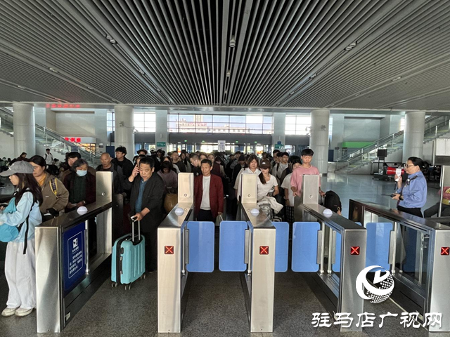 駐馬店車務段“雙節(jié)”首日發(fā)送旅客1.88萬人次