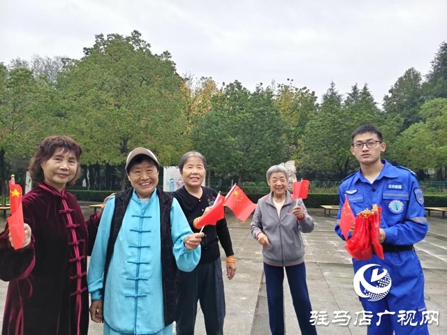 駐馬店天中救援隊(duì)贈(zèng)萬面國旗 繪就國慶“中國紅”畫卷