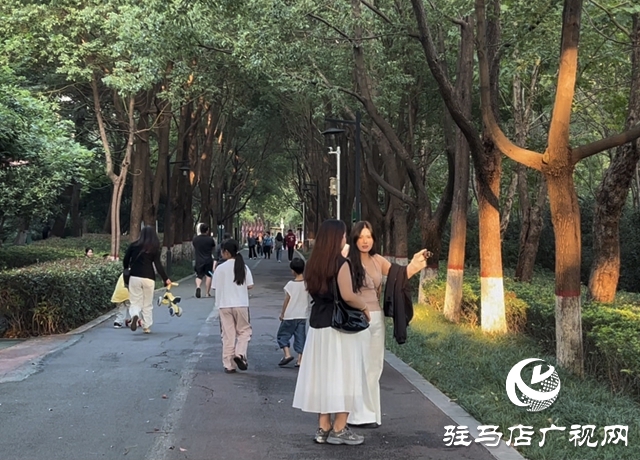 國慶小長假 公園游人如織