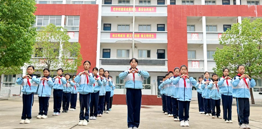  駐馬店市第三小學(xué)多校區(qū)聯(lián)動開展新中國成立 76 周年主題教育活動