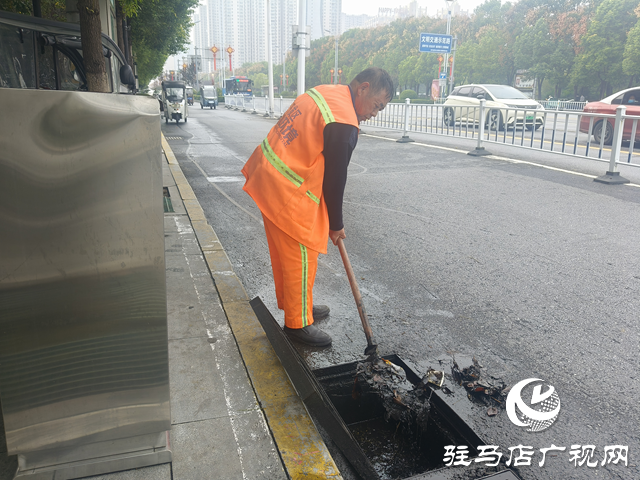 雙節(jié)“不打烊”！駐馬店市環(huán)衛(wèi)工人全員堅守 守護(hù)城市潔凈底色
