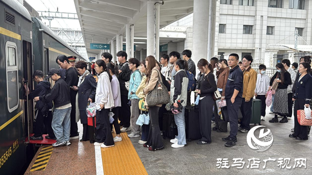 駐馬店車務(wù)段“雙節(jié)”假期發(fā)送旅客近20萬(wàn)人次?