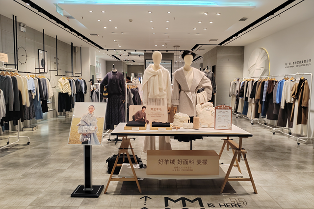 秋冬毛呢大衣選購指南：專業(yè)人士教你挑對面料與版型??