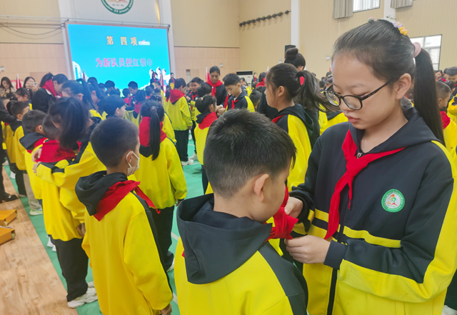 駐馬店市第三十三小學(xué)舉行少先隊(duì)入隊(duì)儀式