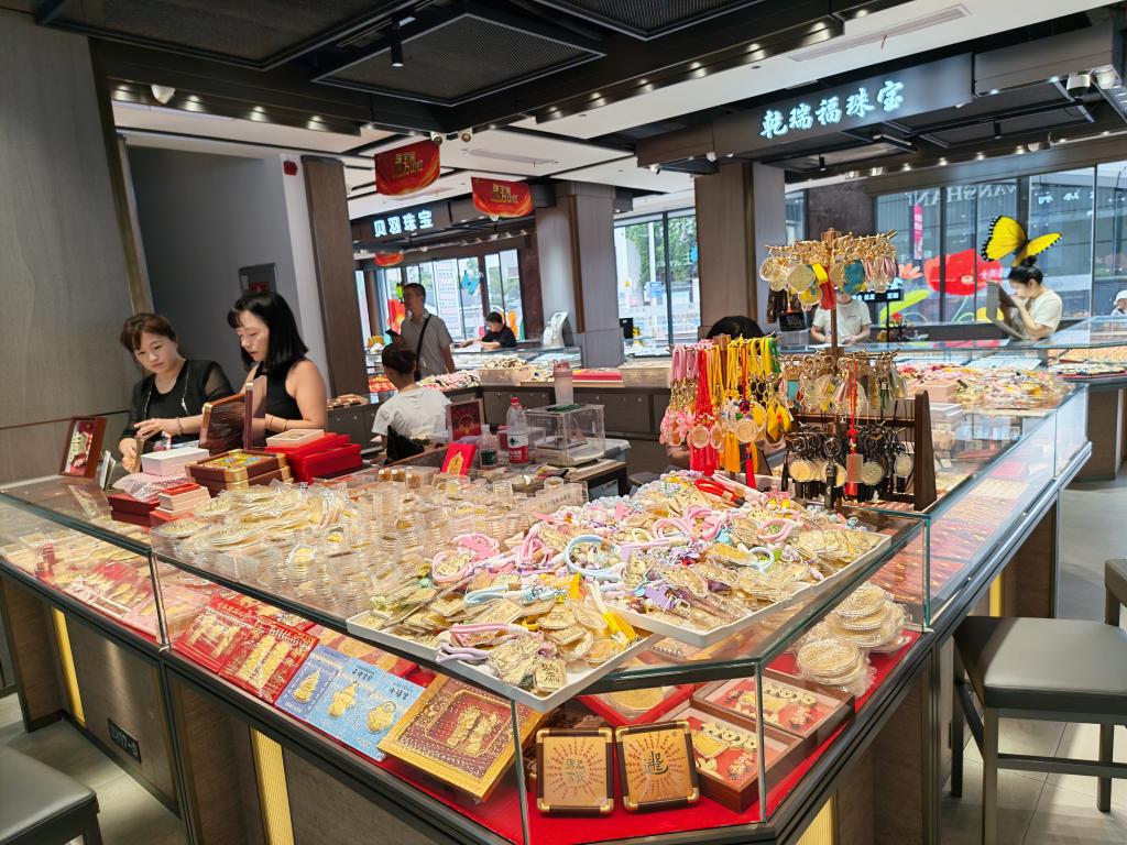 年內(nèi)漲約50%！金價為何一路高歌？