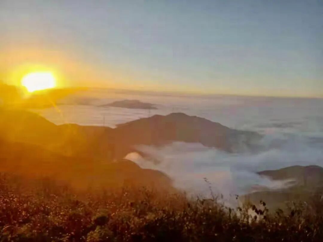 暮色漫過(guò)白云山，來(lái)這里感受云端與晚風(fēng)