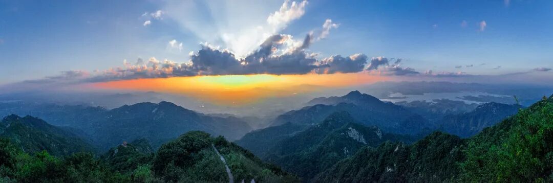 暮色漫過(guò)白云山，來(lái)這里感受云端與晚風(fēng)