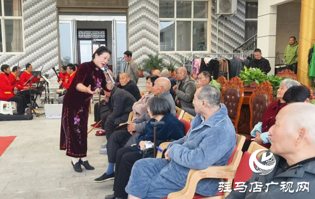 泌陽(yáng)縣：戲曲下鄉(xiāng)活動(dòng)走進(jìn)養(yǎng)老中心 經(jīng)典唱段溫暖老人心?