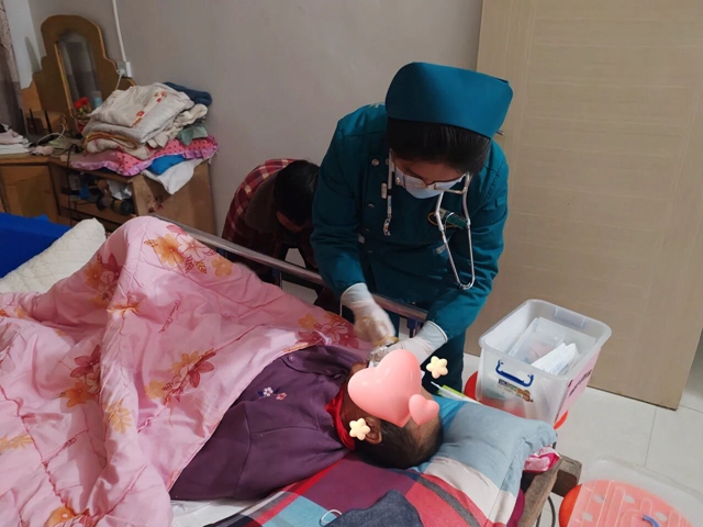 雨夜泥濘路，難阻醫(yī)者心—駐馬店市第二人民醫(yī)院護(hù)理團(tuán)隊(duì)冒雨上門守護(hù)臥床患者