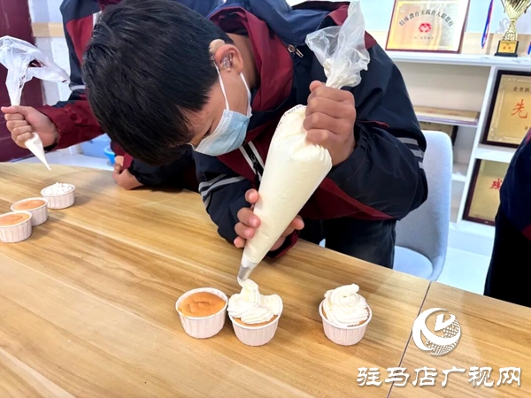 米亞烘焙蛋糕店走進(jìn)平輿縣特殊教育學(xué)校開(kāi)展愛(ài)心捐贈(zèng)與烘焙教學(xué)活動(dòng)