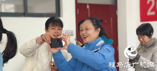 手機攝影走進“銀發(fā)族” 泌陽公益課堂手把手教學(xué)“細節(jié)拉滿”