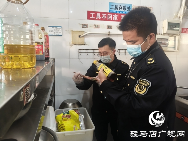 守護師生“舌尖安全”：駐馬店市市場監(jiān)管局開發(fā)區(qū)分局突擊“回頭看”校園食堂