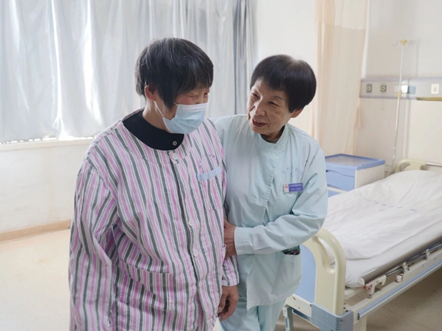 駐馬店市中心醫(yī)院——退休十年堅(jiān)守病房，石艷菊用感恩之心溫暖患者