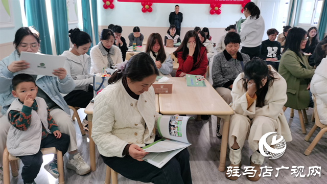  孩子入園家長(zhǎng)入校，駐馬店開(kāi)發(fā)區(qū)偉才幼兒園開(kāi)啟“雙師型學(xué)?！苯逃履Ｊ? /></a></p>
<p>本次活動(dòng)精心設(shè)計(jì)了多互動(dòng)環(huán)節(jié)。主辦方不僅闡述了活動(dòng)的主題與深遠(yuǎn)意義，還通過(guò)穿插進(jìn)行的趣味游戲和情景模擬，讓家長(zhǎng)親身體驗(yàn)“鼓勵(lì)”與“表?yè)P(yáng)”對(duì)孩子心理產(chǎn)生的不同影響。這種沉浸式的學(xué)習(xí)方式，使家長(zhǎng)們深刻認(rèn)識(shí)到，科學(xué)的家庭教育方法如同春雨，能更好地激發(fā)孩子的內(nèi)在潛能，幫助其建立自信。</p>
<p>在互動(dòng)交流環(huán)節(jié)，家長(zhǎng)代表們踴躍發(fā)言，現(xiàn)場(chǎng)氣氛熱烈。大家一致認(rèn)為，教育孩子不僅僅是學(xué)校的責(zé)任，家長(zhǎng)更需不斷學(xué)習(xí)與提升。他們分享道，通過(guò)“智慧父母學(xué)校”這個(gè)平臺(tái)，學(xué)到了要善于發(fā)現(xiàn)和挖掘孩子的獨(dú)特特長(zhǎng)，理解因材施教的重要性，并更多地運(yùn)用正向鼓勵(lì)的方法，才能促使孩子身心健康、茁壯成長(zhǎng)，最終成為對(duì)社會(huì)有用的人才。</p>
<p align=