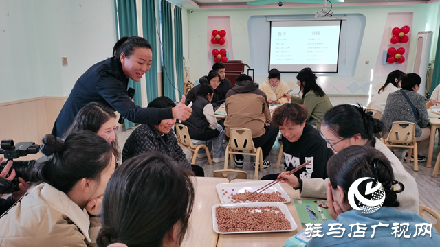  孩子入園家長(zhǎng)入校，駐馬店開(kāi)發(fā)區(qū)偉才幼兒園開(kāi)啟“雙師型學(xué)?！苯逃履Ｊ? /></a></p>
<p>偉才幼兒園負(fù)責(zé)人承諾，將帶領(lǐng)家長(zhǎng)朋友們共同走進(jìn)3-6歲兒童的內(nèi)心世界，深刻理解家庭教育作為孩子成長(zhǎng)基石的極端重要性。父母是孩子第一任且最好的老師，她希望開(kāi)發(fā)區(qū)偉才幼兒園的家長(zhǎng)們都能通過(guò)“智慧父母學(xué)校”的學(xué)習(xí)，成為懂教育、有智慧的家長(zhǎng)，實(shí)現(xiàn)輕松育兒、科學(xué)育人。</p>
<div   class=