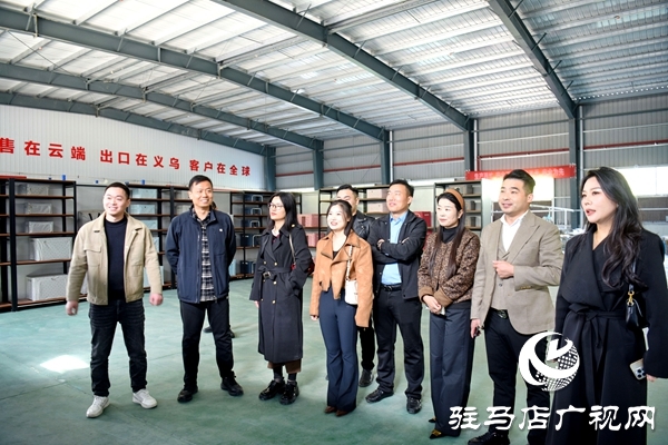 平輿縣融媒體中心組織“新媒體之家”成員探訪電商企業(yè) 感受產(chǎn)業(yè)發(fā)展強(qiáng)勁脈動(dòng)