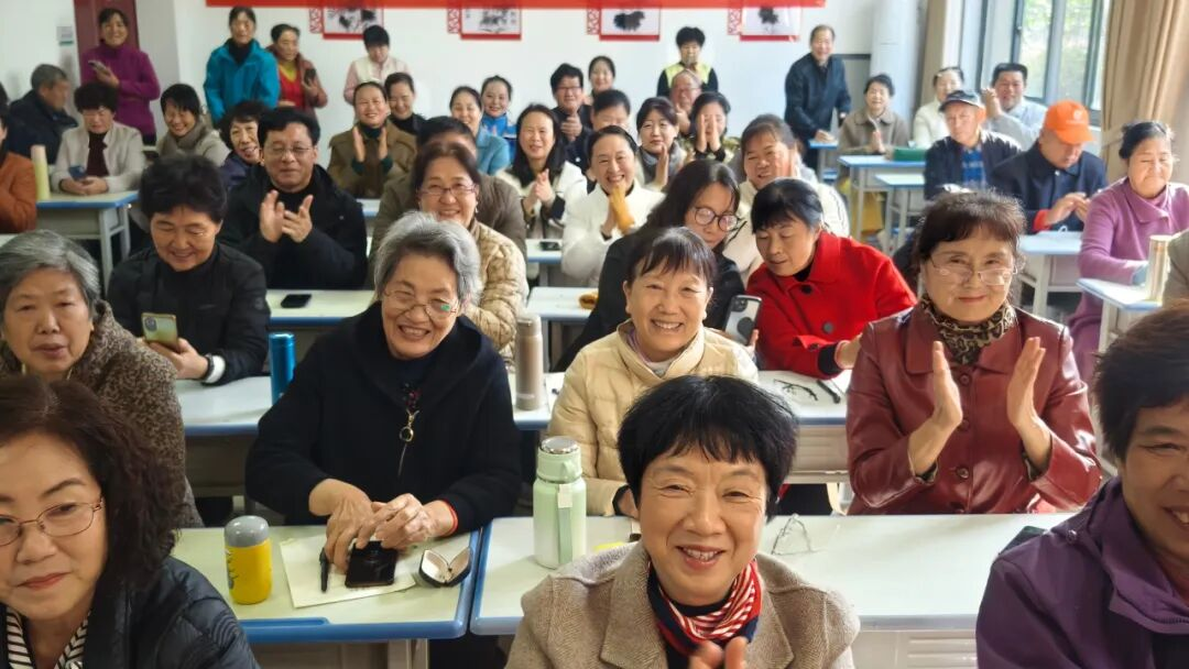 手機攝影走進“銀發(fā)族” 泌陽公益課堂手把手教學“細節(jié)拉滿”