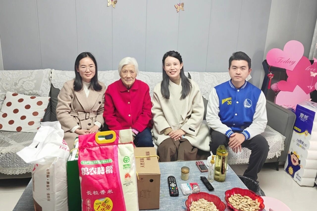 重陽送溫暖 關(guān)懷潤心田——駐馬店市中心醫(yī)院開展職工高齡父母走訪慰問活動