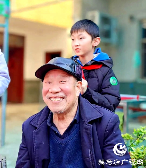 平輿縣身邊好人協(xié)會攜射橋鎮(zhèn)第一小學(xué)師生志愿者赴敬老院送溫暖