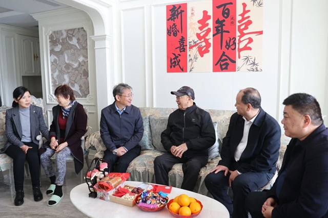 重陽(yáng)送溫暖 關(guān)懷潤(rùn)心田——駐馬店市中心醫(yī)院開(kāi)展職工高齡父母走訪(fǎng)慰問(wèn)活動(dòng)