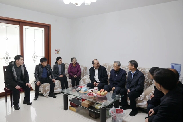 重陽送溫暖 關(guān)懷潤心田——駐馬店市中心醫(yī)院開展職工高齡父母走訪慰問活動