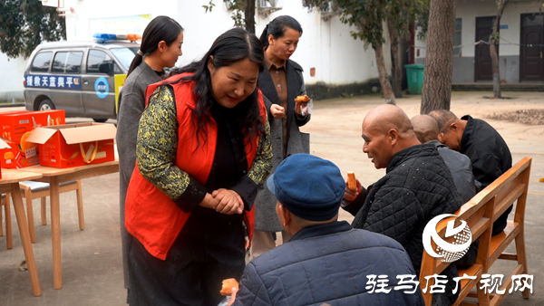平輿縣身邊好人協(xié)會重陽節(jié)到東皇街道敬老院開展“弘揚敬老美德 情暖重陽佳節(jié)”主題活動