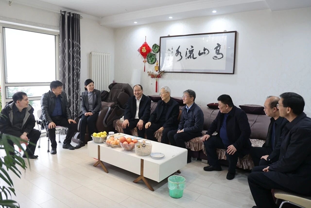 重陽(yáng)敬老暖金秋 深情慰問(wèn)傳溫情——駐馬店市中心醫(yī)院開展離退休老職工慰問(wèn)活動(dòng)