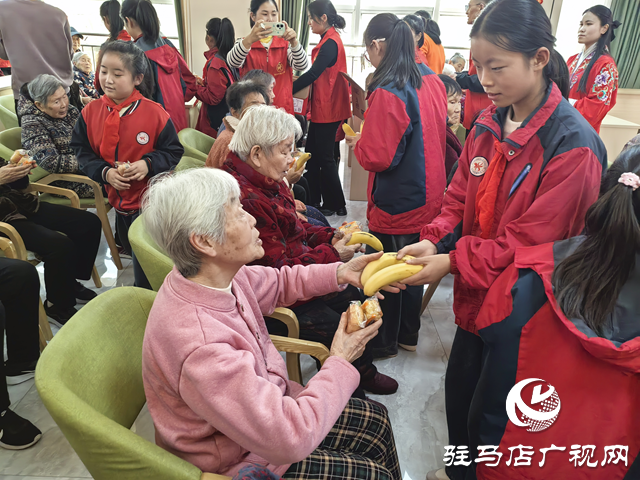 駐馬店市第二十八小學(xué)開展重陽(yáng)節(jié)敬老慰問(wèn)活動(dòng)