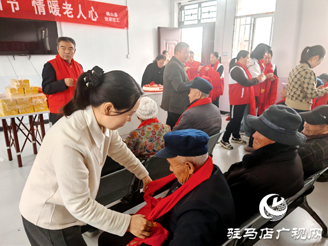 確山:志愿者重陽(yáng)節(jié)慰問(wèn)敬老院 溫情陪伴暖人心