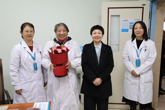 駐馬店市中醫(yī)院開(kāi)展重陽(yáng)節(jié)慰問(wèn)返聘高齡專(zhuān)家活動(dòng)