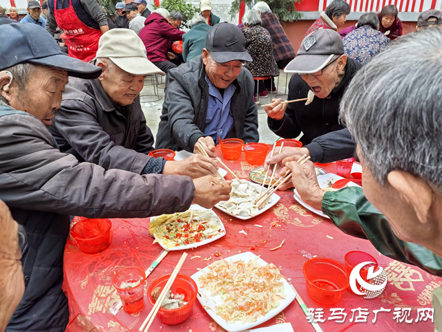 駐馬店經(jīng)濟開發(fā)區(qū)開源辦事處刁莊村委開展重陽敬老活動