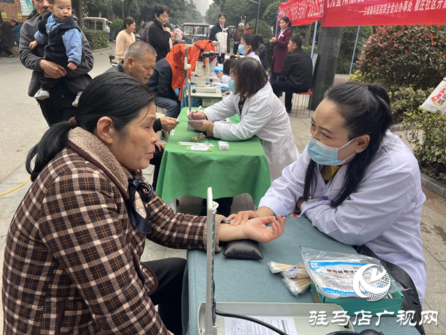 重陽節(jié)健康公益活動為老年居民送上“光明禮包”?