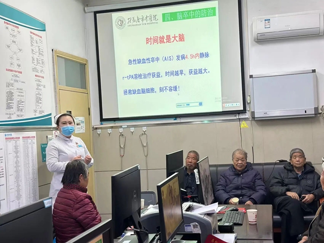 駐馬店市中醫(yī)院老年病科開展重陽節(jié)活動，讓溫暖與健康常伴