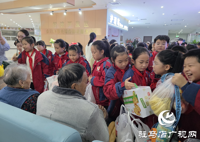 駐馬店實驗小學(xué)：重陽節(jié)走進(jìn)養(yǎng)老院 溫情陪伴傳敬老美德??