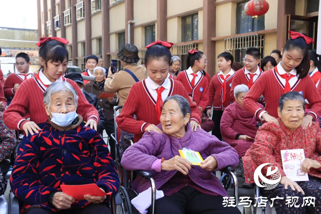 駐馬店第二實驗小學(xué)開展重陽節(jié)敬老活動