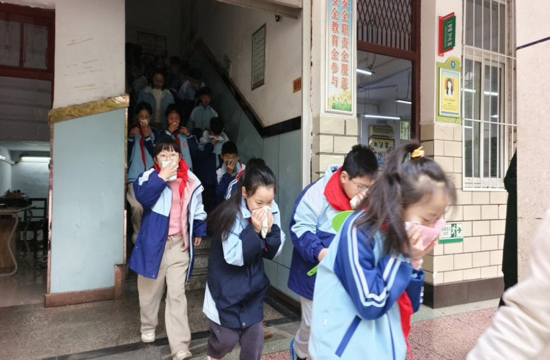  全民消防 生命至上——駐馬店市第三小學(xué)舉行綜合性安全教育實踐活動