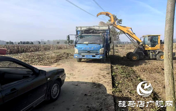平輿縣射橋鎮(zhèn)：秸稈清運(yùn)“加速度” 繪就鄉(xiāng)村潔凈新圖景