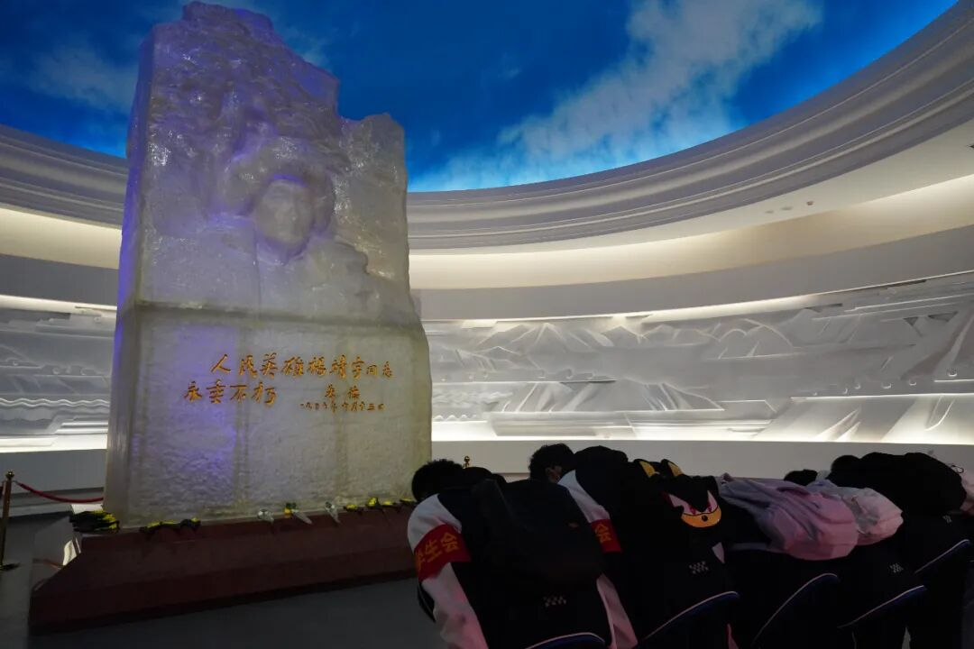 駐馬店市第二高級(jí)中學(xué)這場“行走的思政課”獲贊無數(shù)