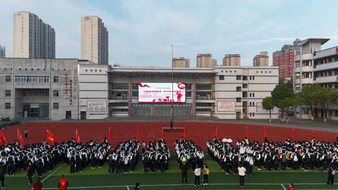 駐馬店市第二高級(jí)中學(xué)這場“行走的思政課”獲贊無數(shù)