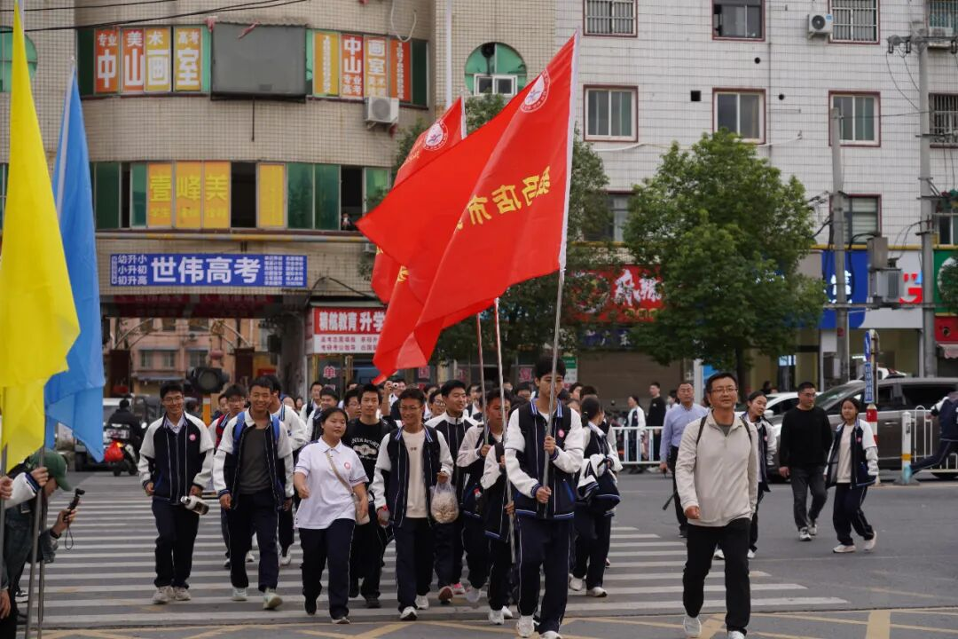駐馬店市第二高級(jí)中學(xué)這場“行走的思政課”獲贊無數(shù)