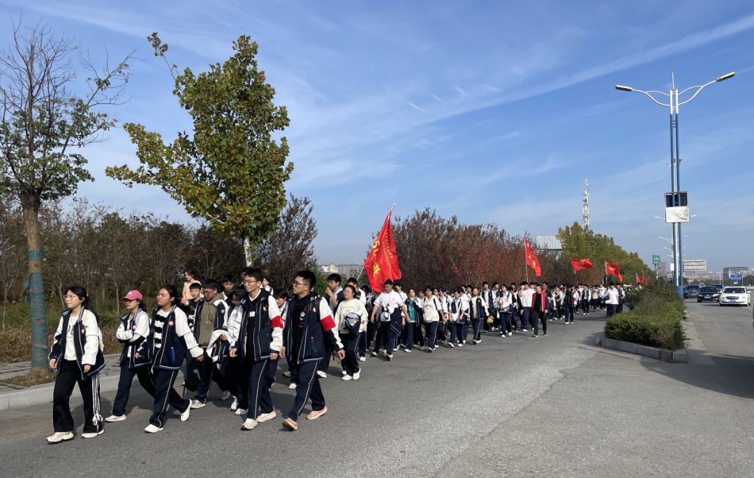 駐馬店市第二高級(jí)中學(xué)這場“行走的思政課”獲贊無數(shù)