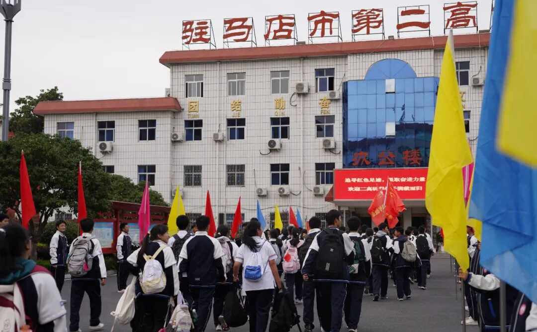 駐馬店市第二高級(jí)中學(xué)這場“行走的思政課”獲贊無數(shù)