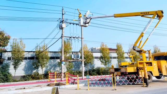 國網(wǎng)平輿縣供電公司：帶電作業(yè)除隱患，護(hù)航企業(yè)穩(wěn)生產(chǎn)